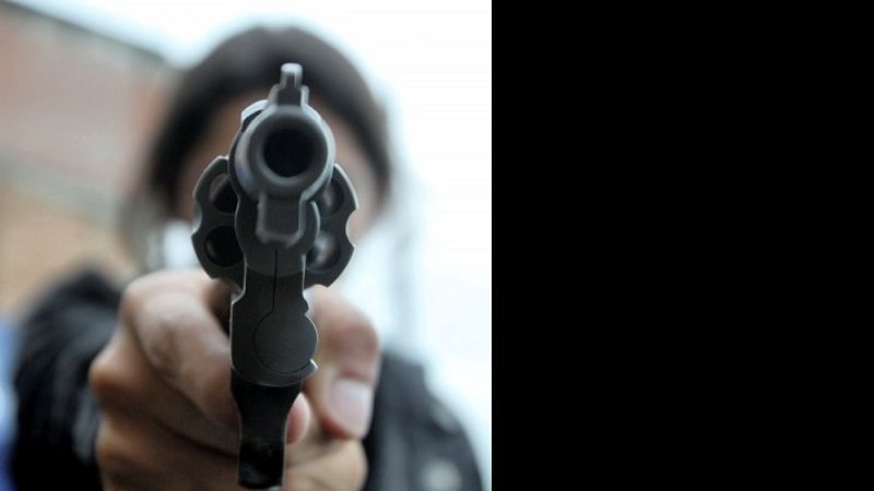 Mujer denunció que su vecina policía la amenazó con el arma y en camisón