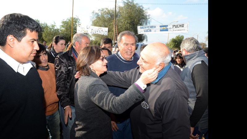 Lucía entregó un vehículo a la Escuela Especial de Chumbicha