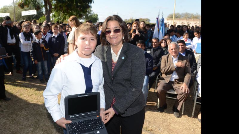 Lucía entregó un vehículo a la Escuela Especial de Chumbicha