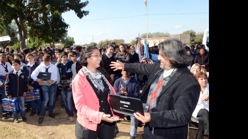 Lucía entregó un vehículo a la Escuela Especial de Chumbicha