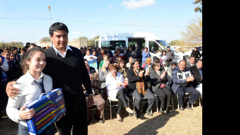 Lucía entregó un vehículo a la Escuela Especial de Chumbicha