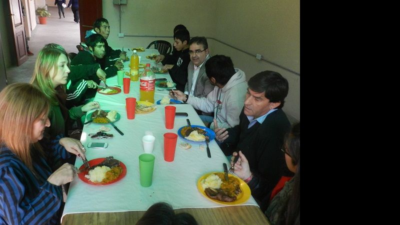 Jalil almorzó con jóvenes de Finca "La Sala"