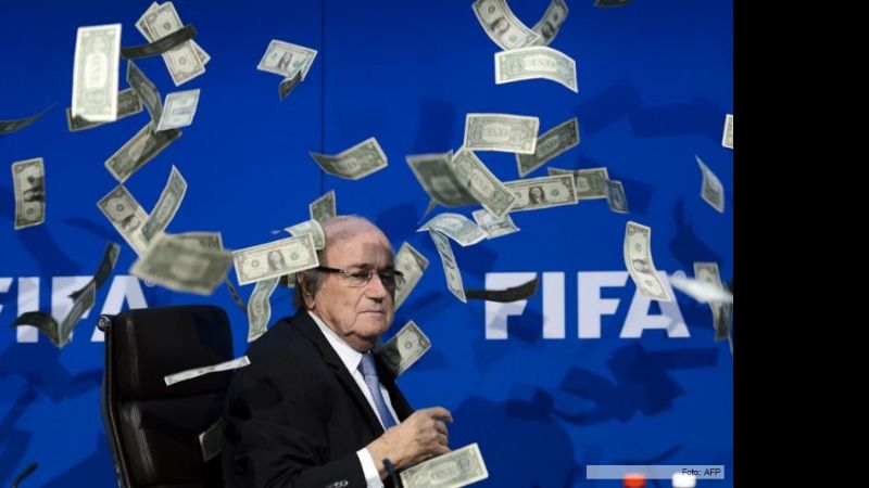 Blatter fue escrachado con una “lluvia de dólares” falsos