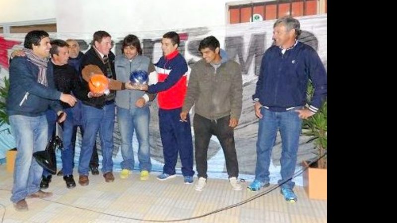 Molina donó una moto y elemento deportivos al club Social Rojas
