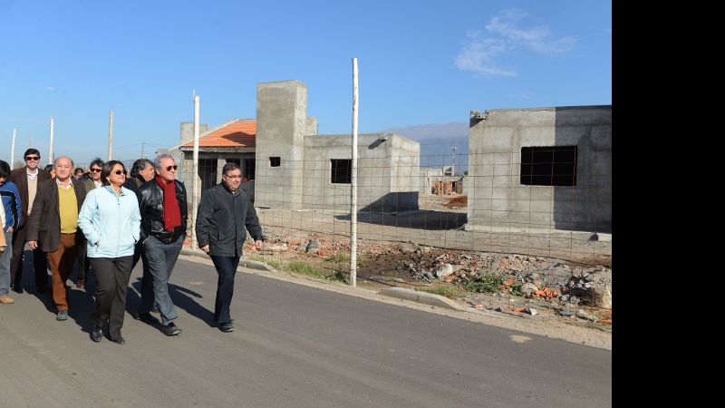 Lucía visitó obras y recorrió los barrios Villa Eumelia y Virgen Niña