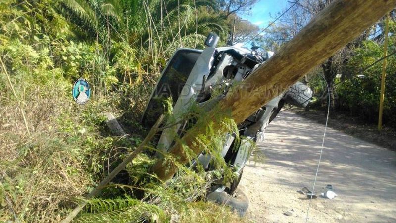 Impactó violentamente contra un poste de luz