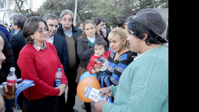 La Gobernadora entregó viviendas en Banda de Varela