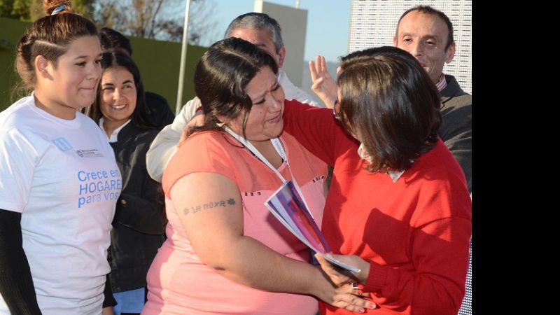 La Gobernadora entregó viviendas en Banda de Varela