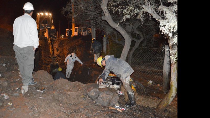 Trabajos de reparación en la red de agua potable en Banda de Varela