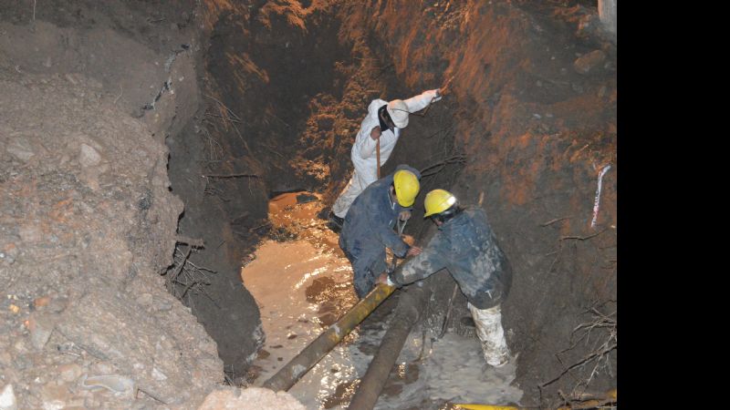 Trabajos de reparación en la red de agua potable en Banda de Varela