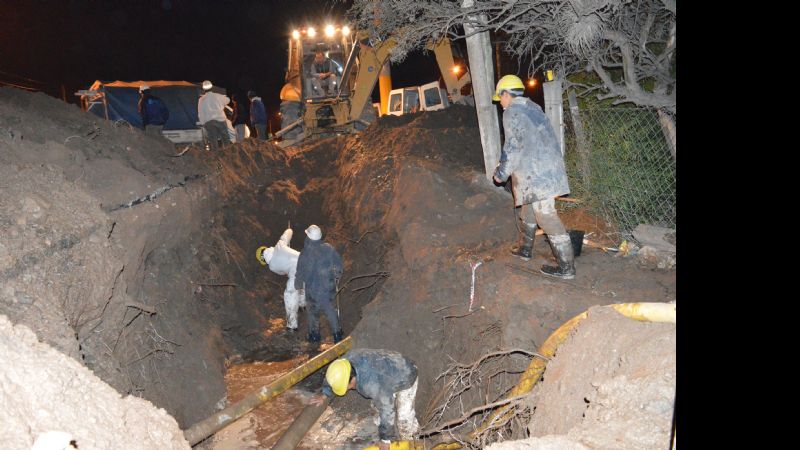 Trabajos de reparación en la red de agua potable en Banda de Varela