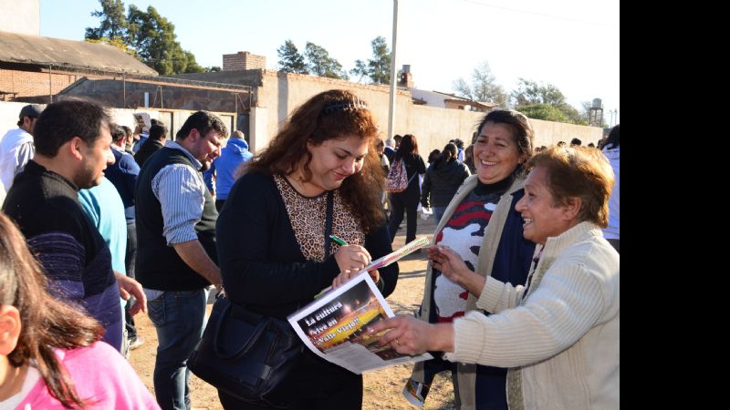 Natalia Soria camino junto a vecinos de Sumalao