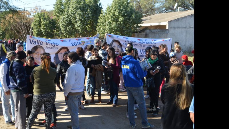 Natalia Soria camino junto a vecinos de Sumalao