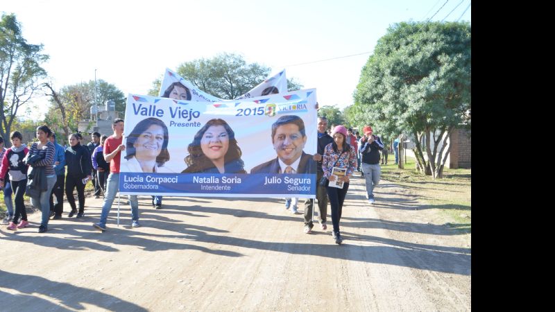 Natalia Soria camino junto a vecinos de Sumalao