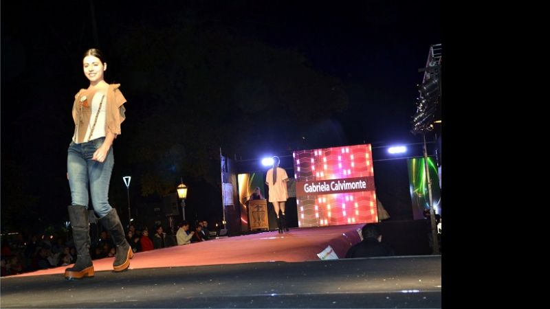 Poncho Mega Show deslumbró junto a las mejores modelos del país