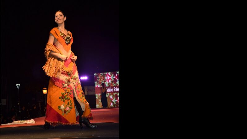 Poncho Mega Show deslumbró junto a las mejores modelos del país