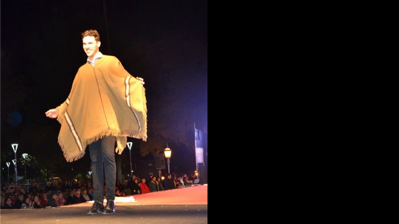 Poncho Mega Show deslumbró junto a las mejores modelos del país