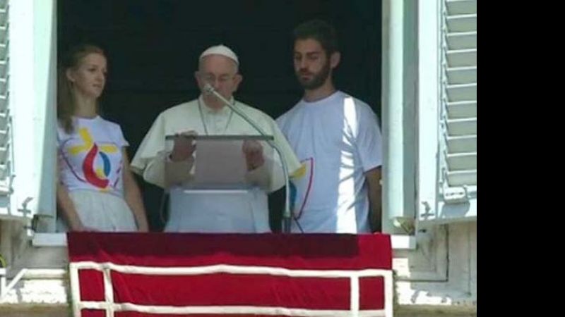 El Papa Francisco usó una tablet en el Ángelus Dominical