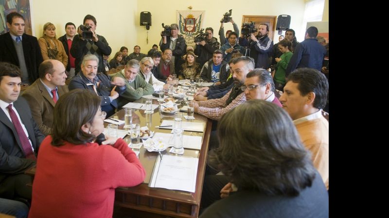 Avanza el diálogo para acordar la entrega de viviendas a través de los sindicatos