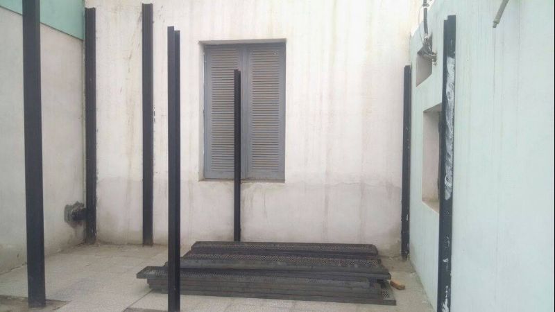 Escalera de emergencia en Escuela Municipal N° 1 de Valle Viejo