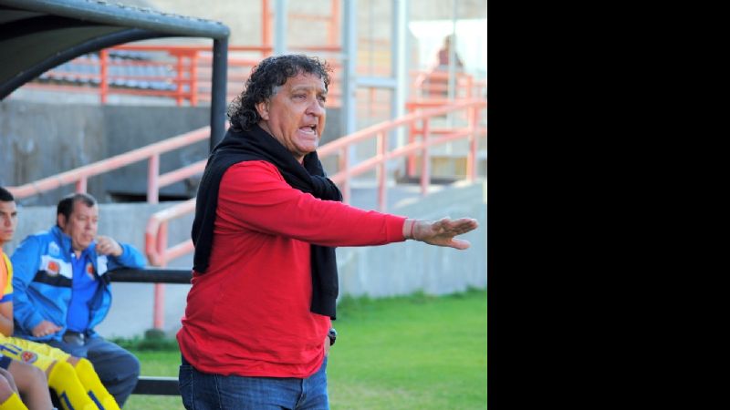 Villa Cubas y Policial, ambos de visitantes, el domingo