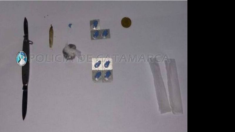Detenidos con espaditas, pastillas y marihuana