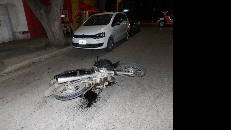Motociclista chocó contra un auto en la Punta del Asfalto