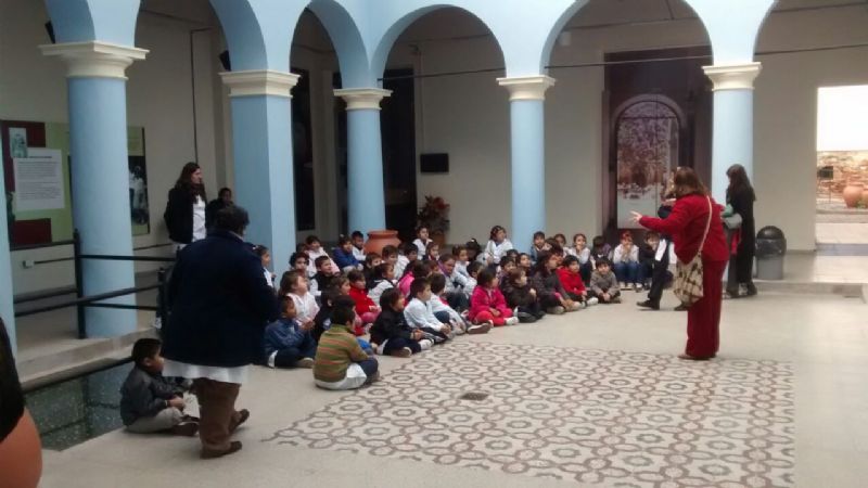 Los relatos de Blanca Gaete atraparon a los chicos de la Escuela Sarmiento