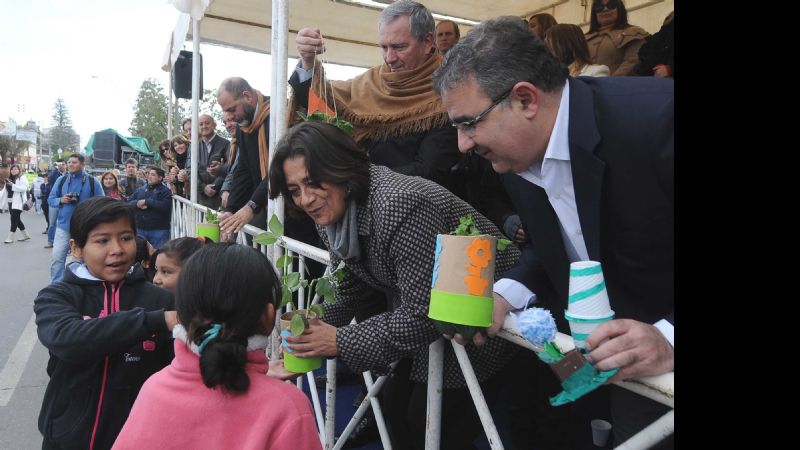 Lucía y Raúl en el acto aniversario de la ciudad