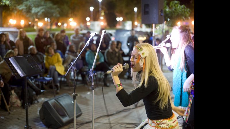 “Juntos Somos Más” anticipó el clima festivalero del Poncho