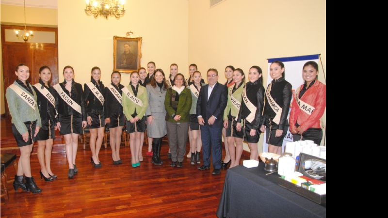 Corpacci recibió a las candidatas a reina del Poncho 2015