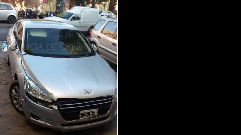 Chocan contra un poste de alumbrado público y dejaron abandonado el rodado