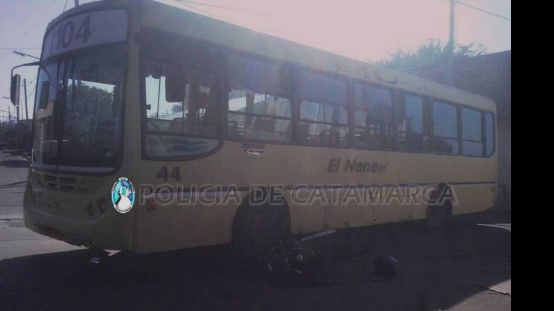 Mujer en moto, lesionada tras chocar con un colectivo