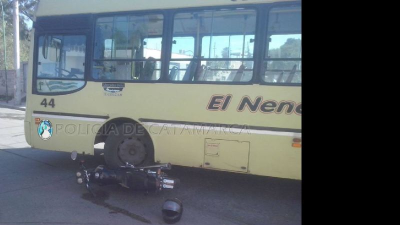 Mujer en moto, lesionada tras chocar con un colectivo