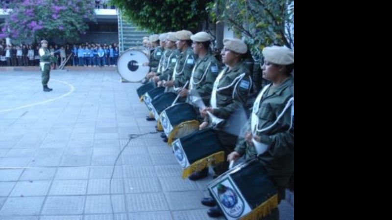 Desfile del 9 de julio con banda de música en Santa María