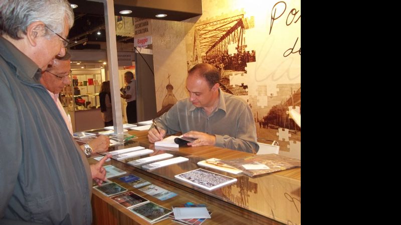 Presentan la novela "Bajo el Bronce" de Carlos Gallo