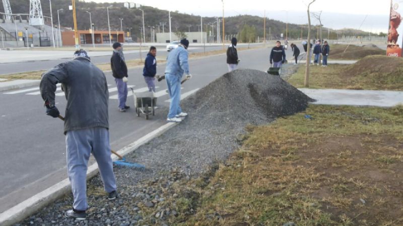 Argentina Trabaja construye jardín urbano en el Predio Ferial