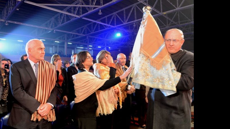 Con un marco imponente de público, la Gobernadora inauguró la Fiesta del Poncho