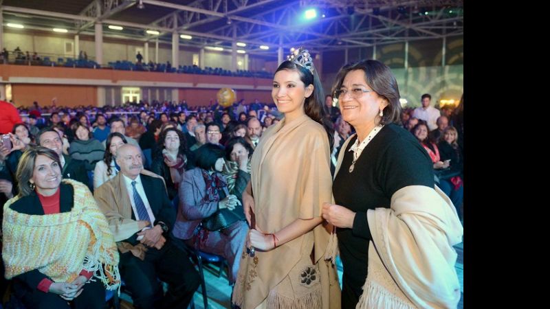 Con un marco imponente de público, la Gobernadora inauguró la Fiesta del Poncho