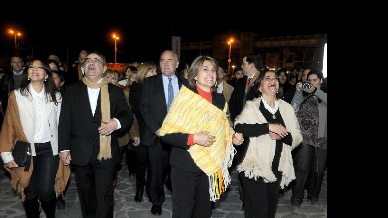 Con un marco imponente de público, la Gobernadora inauguró la Fiesta del Poncho
