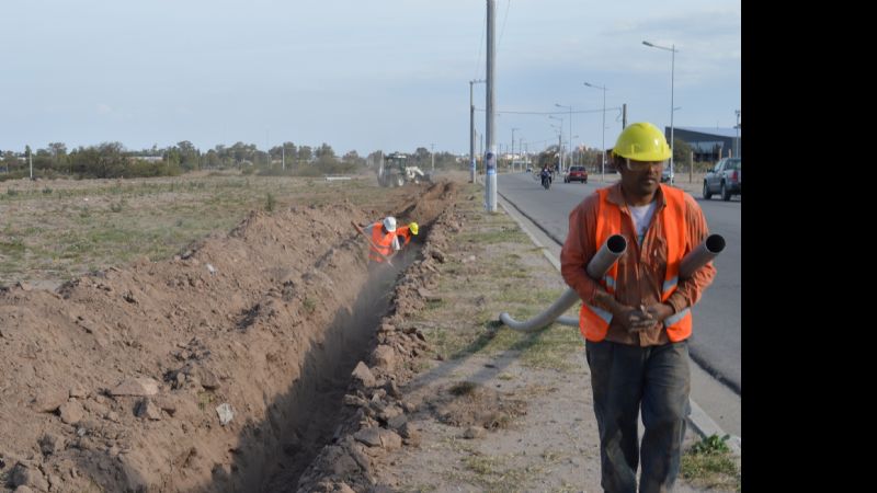 Mejoran los servicios de agua potable y cloacas en el norte de la Capital