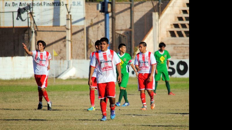 Coronel Daza goleó 5-2 a Sureños al que alcanzó en la punta