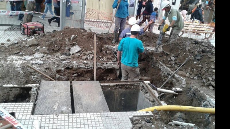 Aguas de Catamarca repara caño roto en la Peatonal