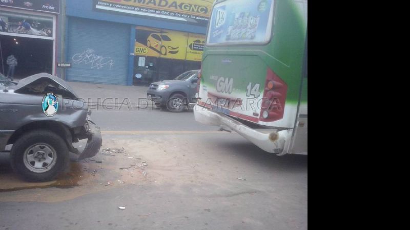 Colisionaron una camioneta y un colectivo