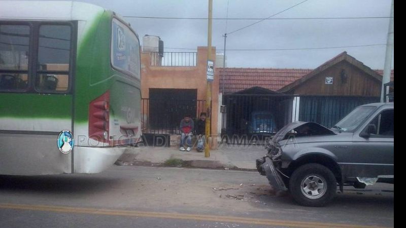 Colisionaron una camioneta y un colectivo