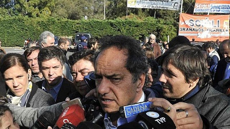 Scioli regresó al país por las inundaciones tras suspender un tratamiento médico