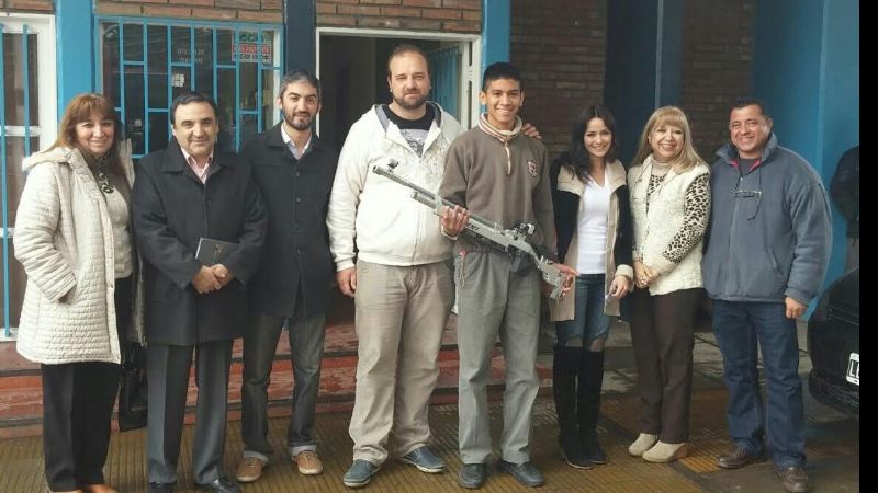 Entregaron carabina al joven tirador Julián Gutiérrez