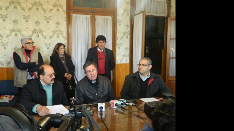 Postergan debate de candidatos