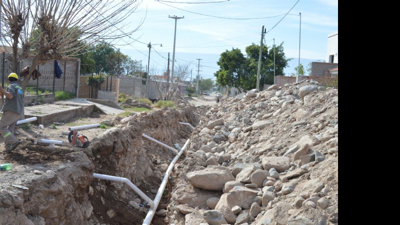 Obras de red de agua y cloacas en el barrio Achachay