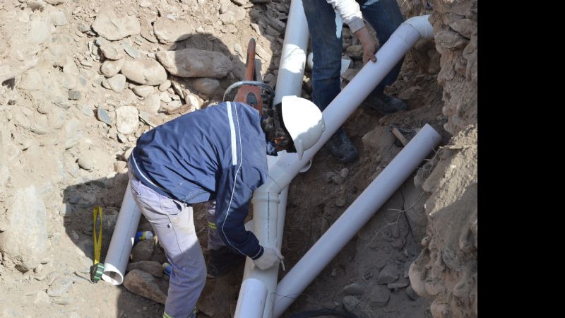 Obras de red de agua y cloacas en el barrio Achachay